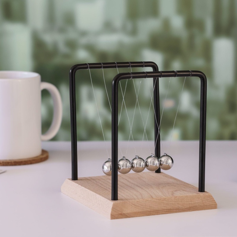 Newton's Cradle 14cm desk accessory